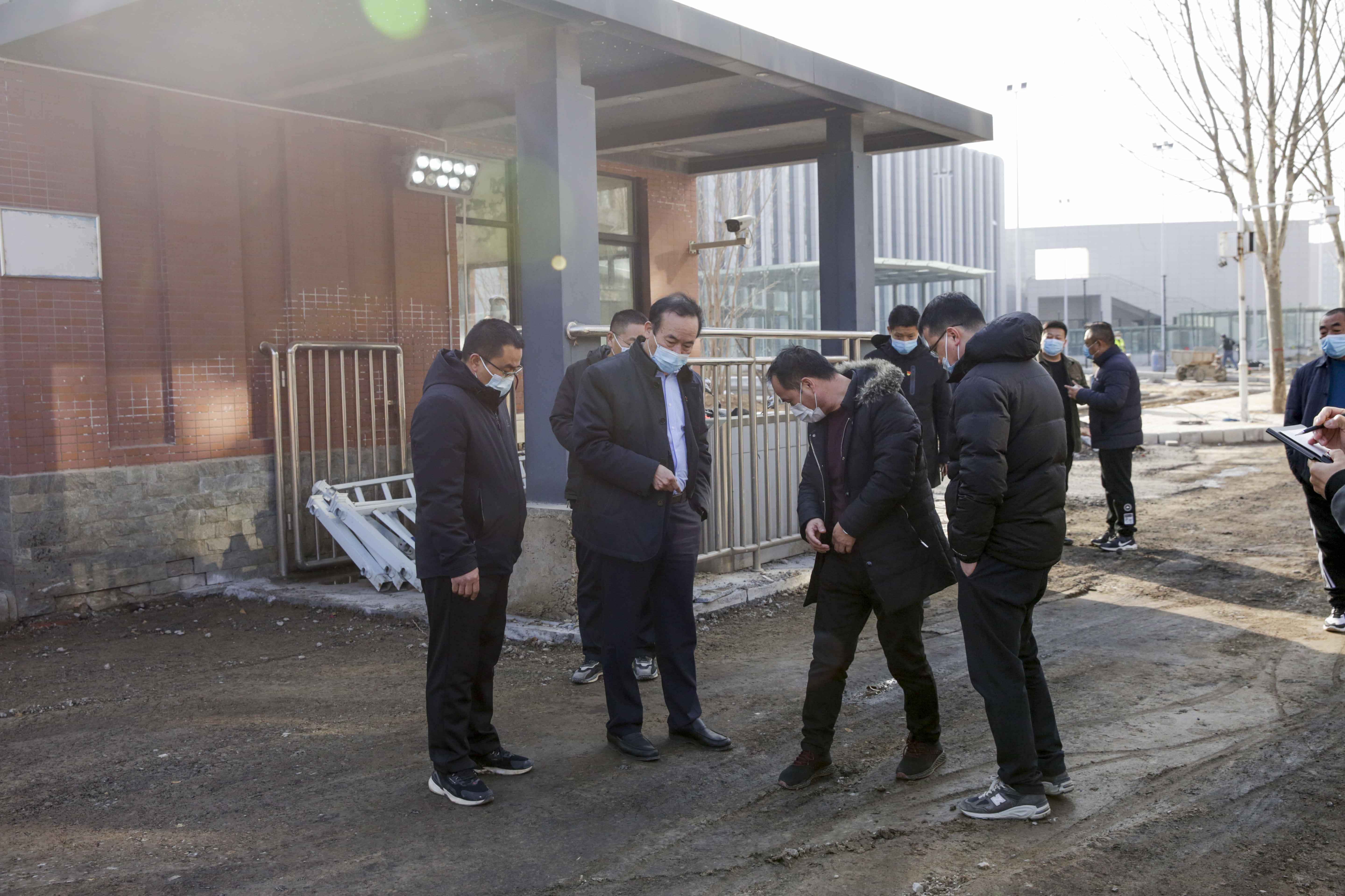 校党委书记付强赴体育馆项目建设工地现场办公